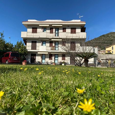 I Fiori Di Pietra Aparthotel Pietra Ligure Bagian luar foto