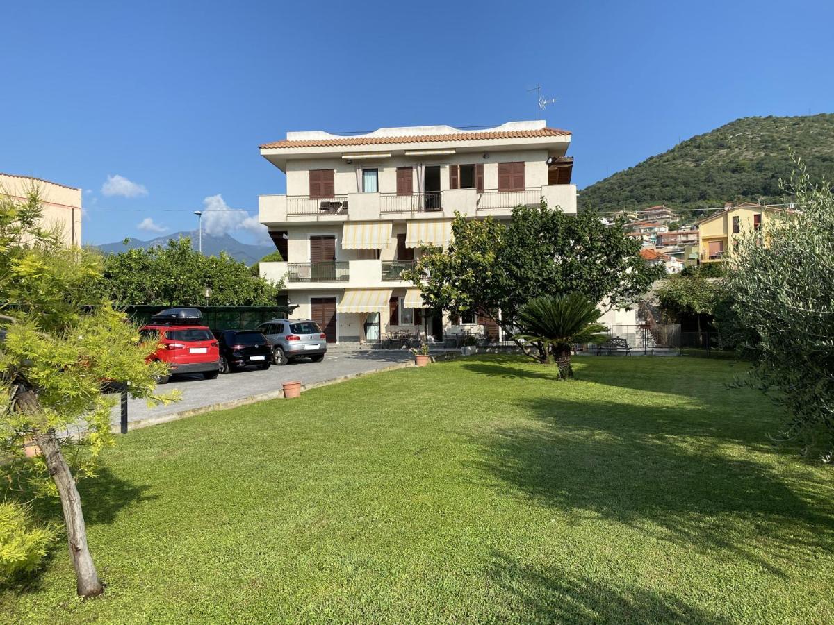 I Fiori Di Pietra Aparthotel Pietra Ligure Bagian luar foto
