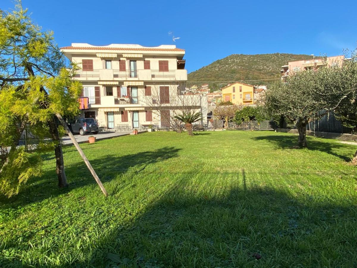 I Fiori Di Pietra Aparthotel Pietra Ligure Bagian luar foto