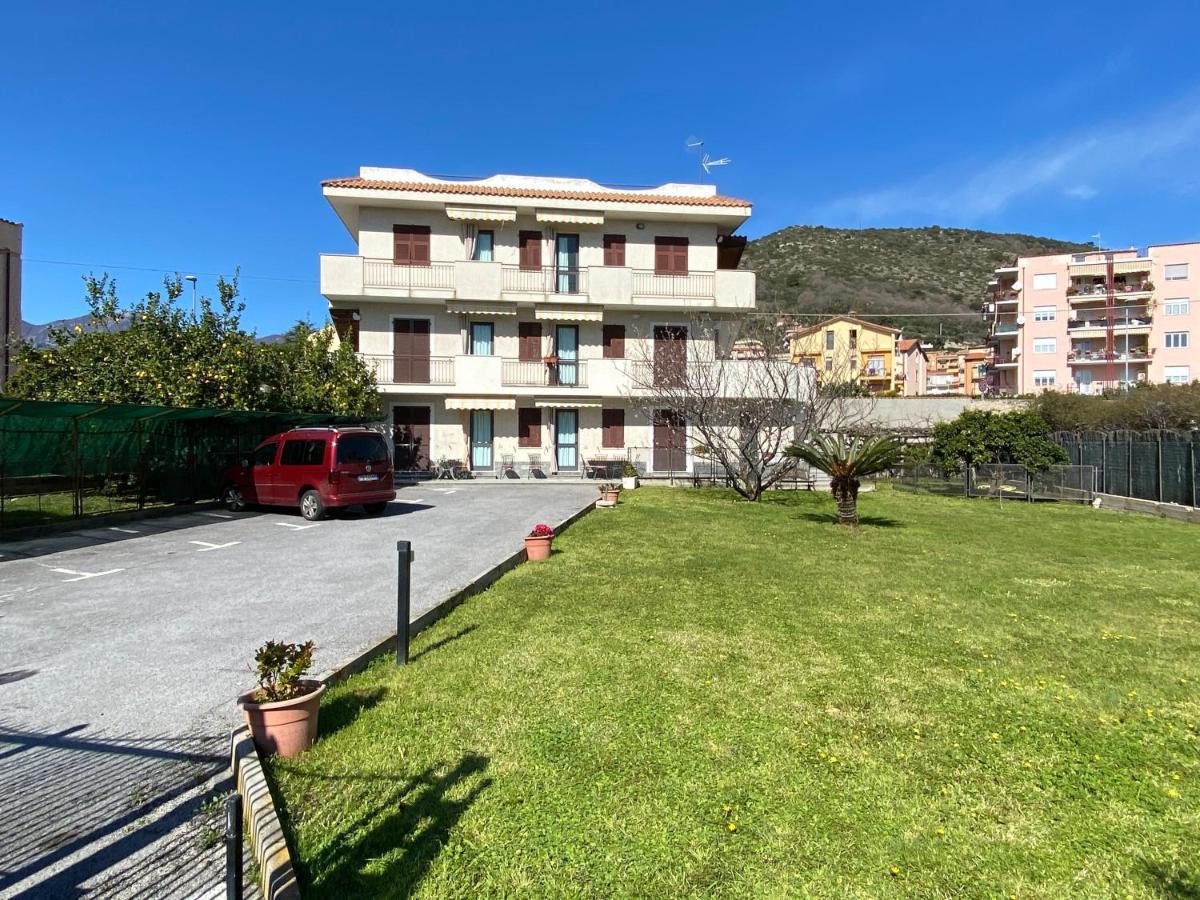 I Fiori Di Pietra Aparthotel Pietra Ligure Bagian luar foto