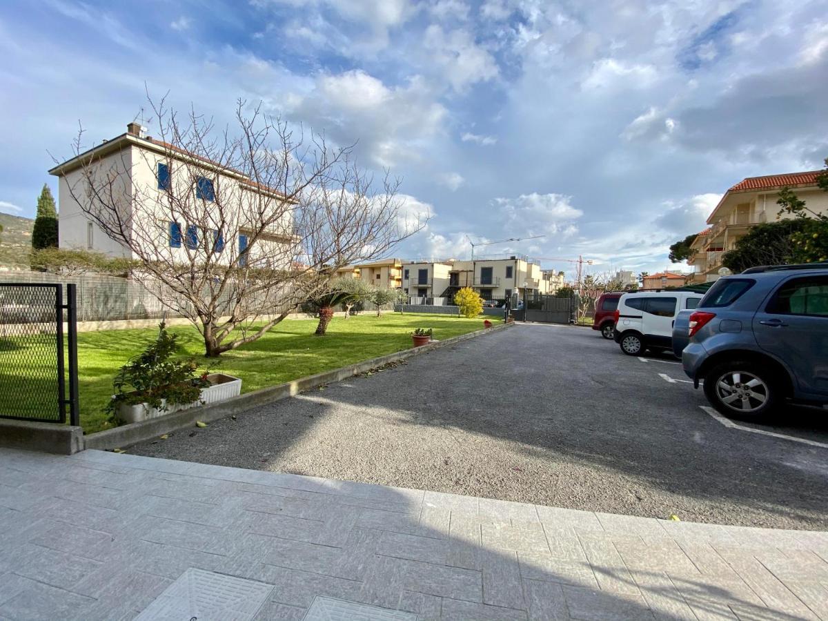 I Fiori Di Pietra Aparthotel Pietra Ligure Bagian luar foto