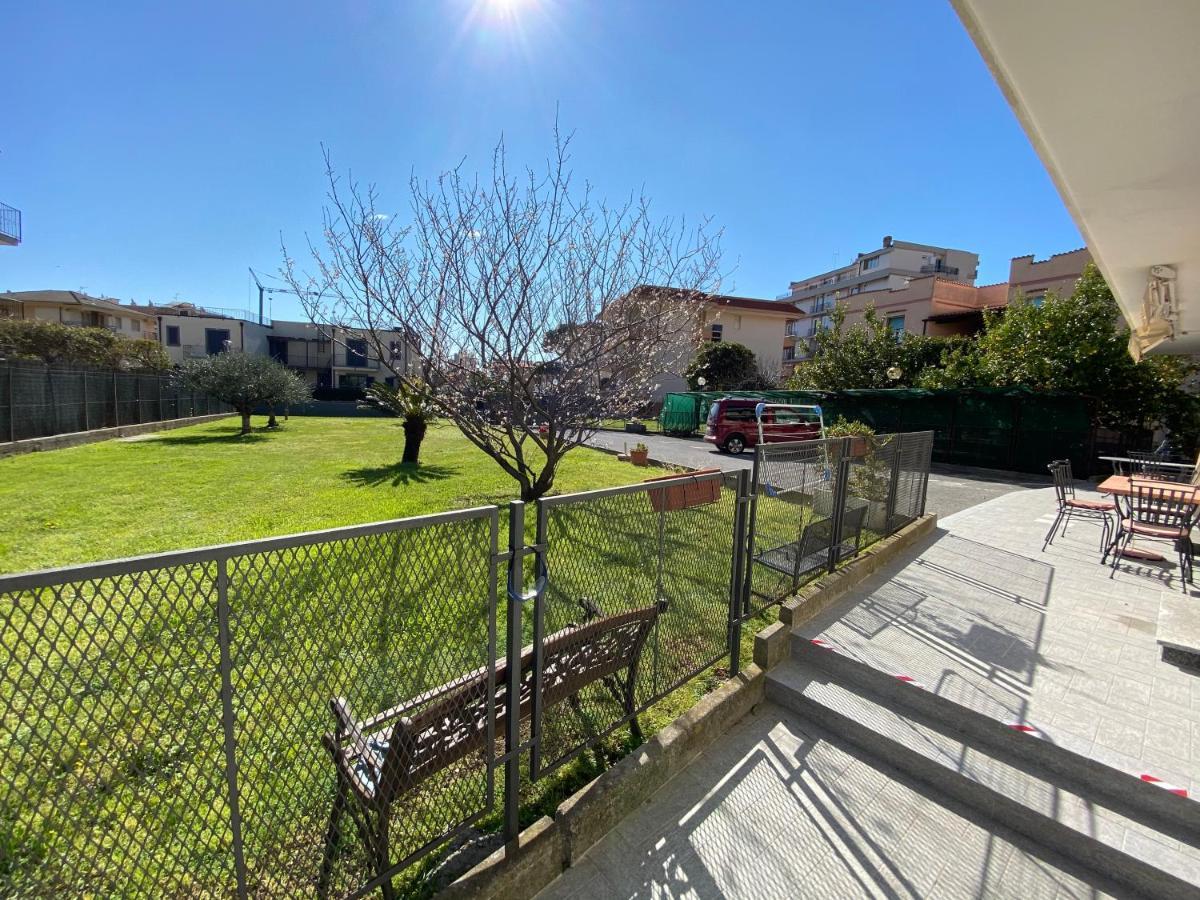 I Fiori Di Pietra Aparthotel Pietra Ligure Bagian luar foto