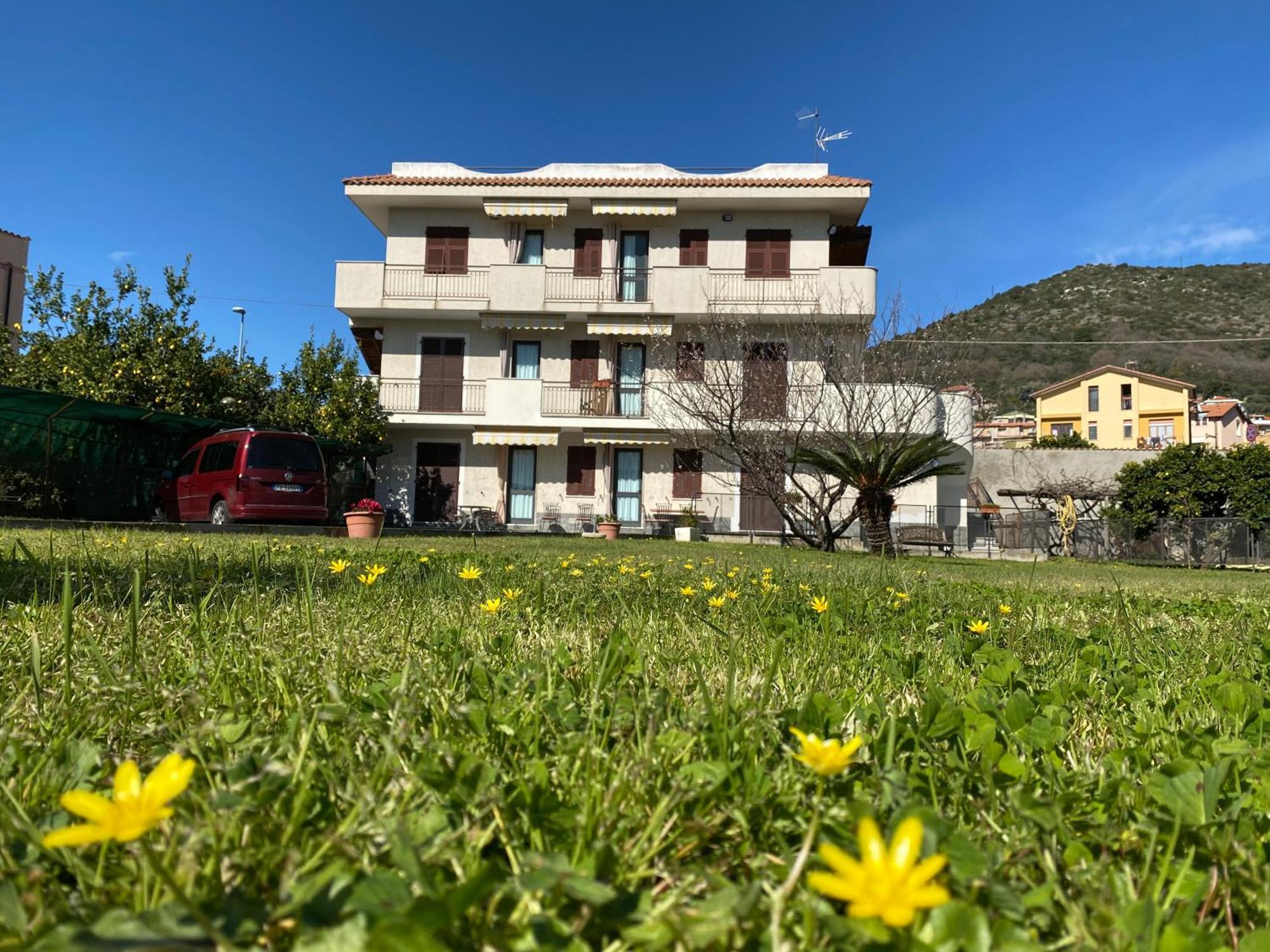 I Fiori Di Pietra Aparthotel Pietra Ligure Bagian luar foto