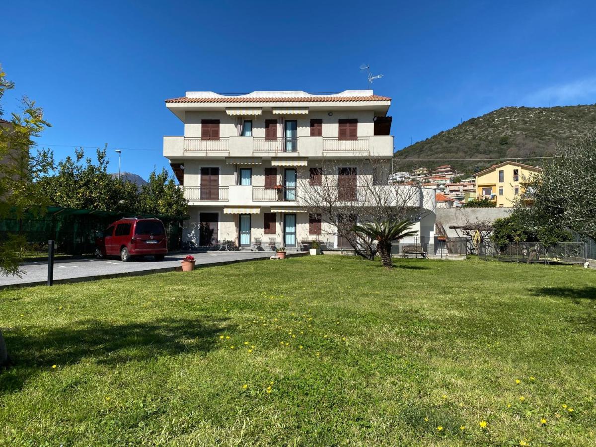 I Fiori Di Pietra Aparthotel Pietra Ligure Bagian luar foto