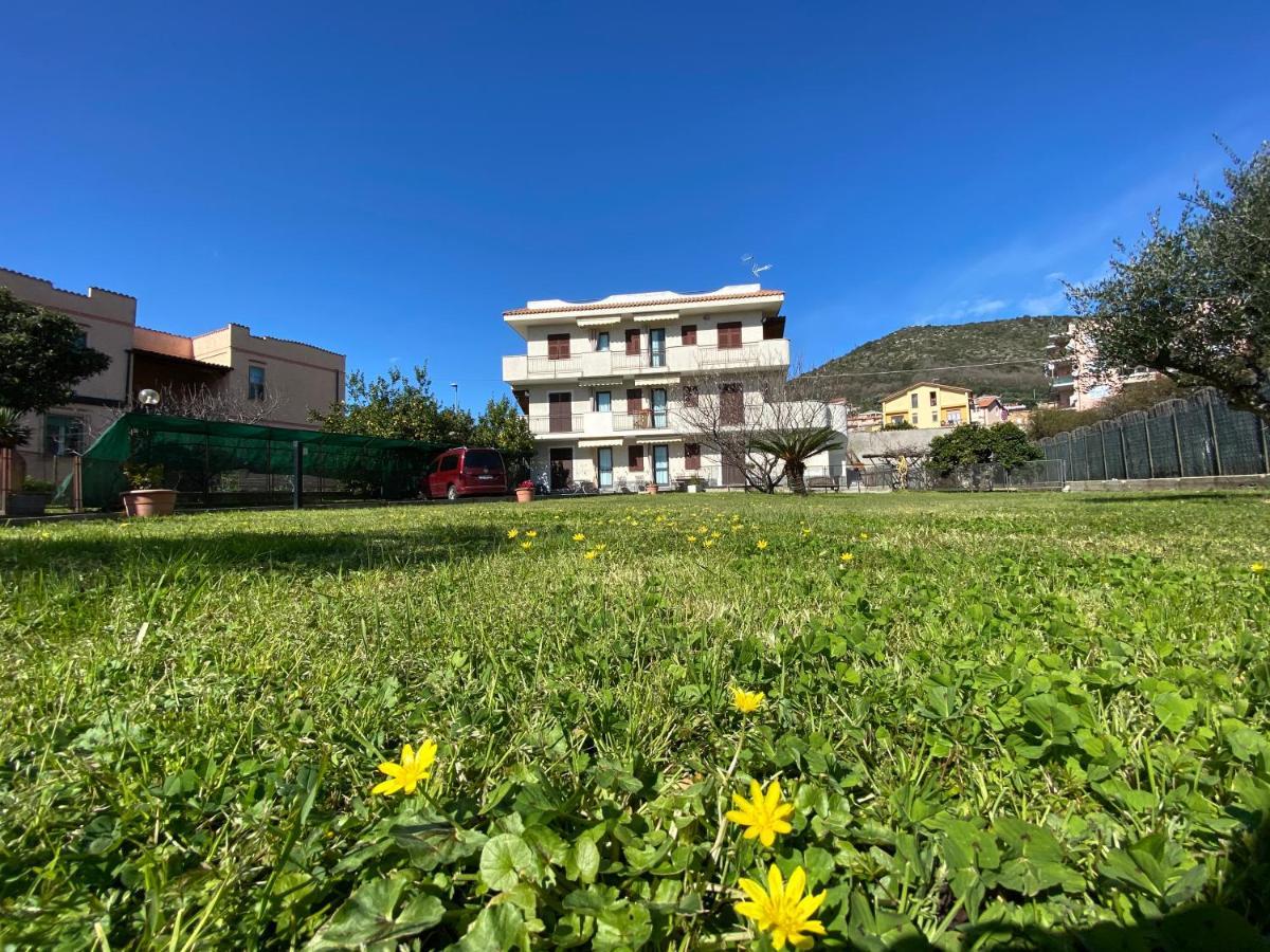 I Fiori Di Pietra Aparthotel Pietra Ligure Bagian luar foto