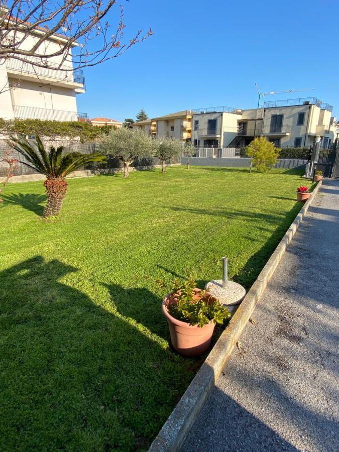 I Fiori Di Pietra Aparthotel Pietra Ligure Bagian luar foto