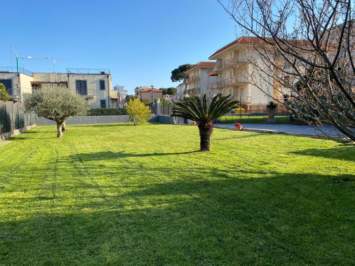 I Fiori Di Pietra Aparthotel Pietra Ligure Bagian luar foto